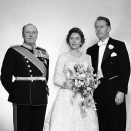 The bride and groom with King Olav. Photo: Stage / NTB / Scanpix